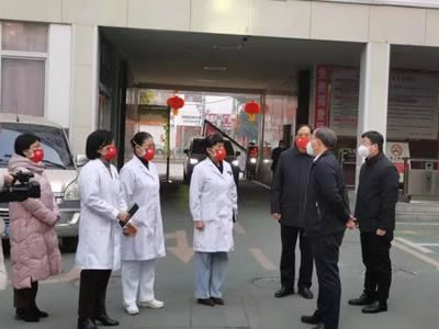 新春送溫暖---臥龍區(qū)領(lǐng)導(dǎo)到區(qū)婦幼保健院慰問一線醫(yī)務(wù)人員！