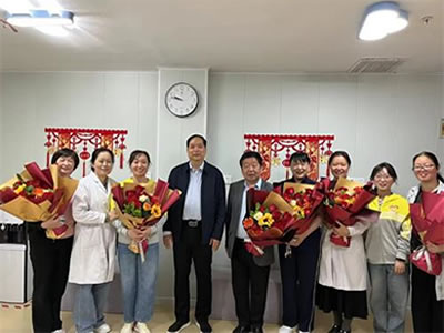 鮮花送天使，情暖護(hù)士節(jié)——臥龍區(qū)婦幼保健院領(lǐng)導(dǎo)親切慰問(wèn)一線護(hù)理人員